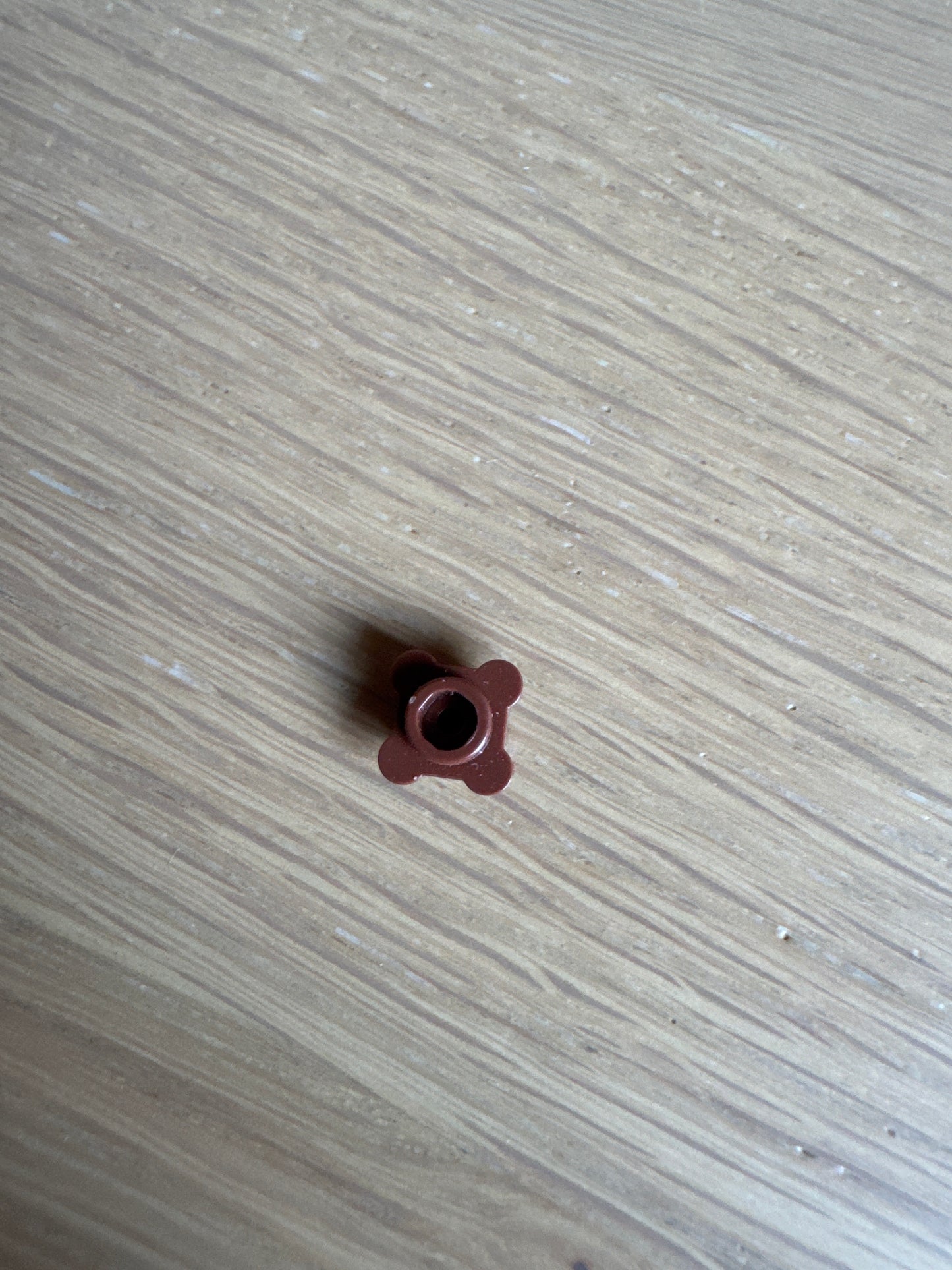 Plate, Round 1 x 1 with Flower Edge (4 Knobs / Petals) reddish Brown