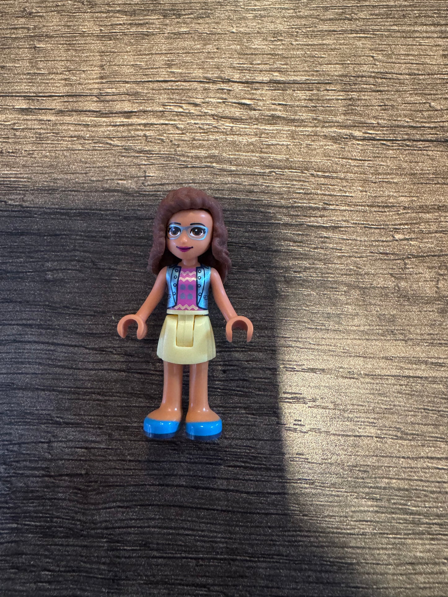 Friends Olivia with yellow skirt