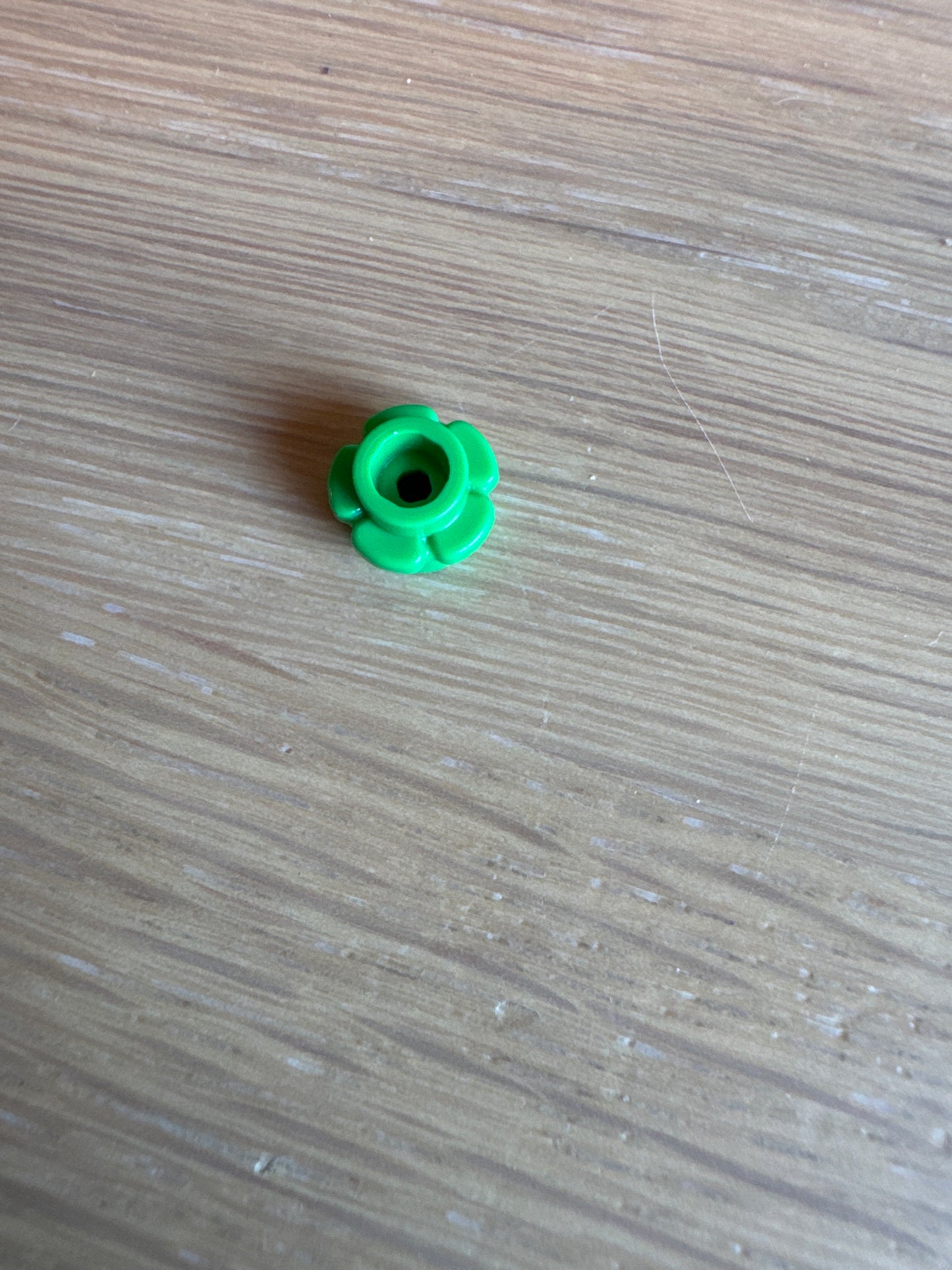 Plate, Round 1 x 1 with Flower Edge (5 Petals) bright green