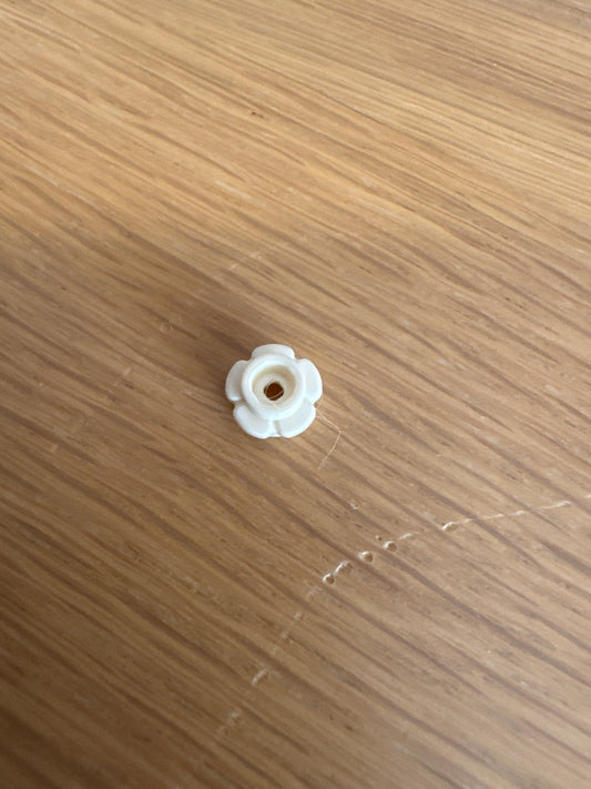 Plate, Round 1 x 1 with Flower Edge (5 Petals) white